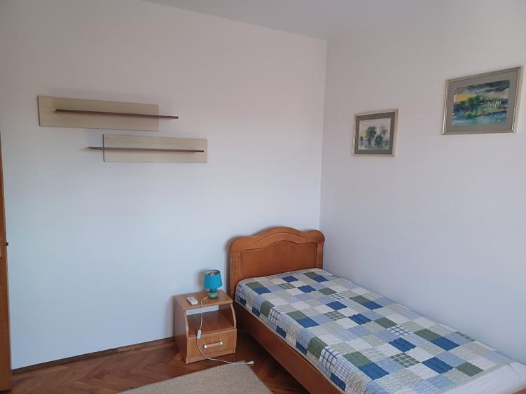 Apartament cu 3 camere semidecomandat în Calea Călărașilor