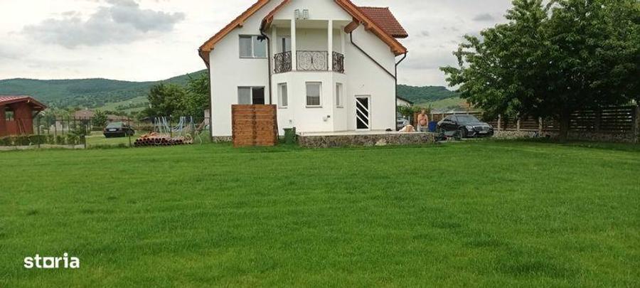 Casă cu 4 camere cu Teren 230 Mp în Livezile
