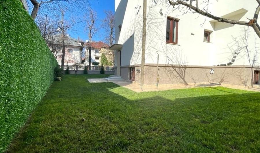 Casă cu 10 camere cu Garaj în Primăverii