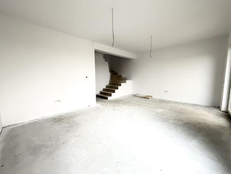 Duplex cu 4 camere cu Teren 330 Mp în Giroc