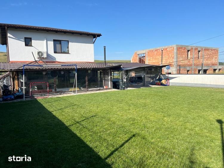 Casa superba in Campene?ti cu vedere la lac,curte amenajata.Comision 0 - 13