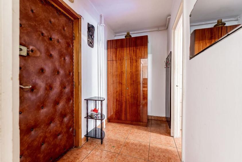 Apartament cu 3 camere semidecomandat în Central