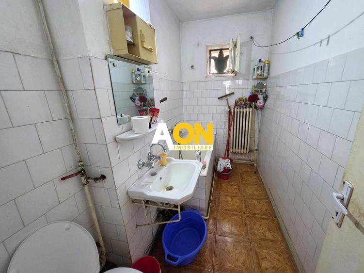 Apartament cu 3 camere semidecomandat în Cetate
