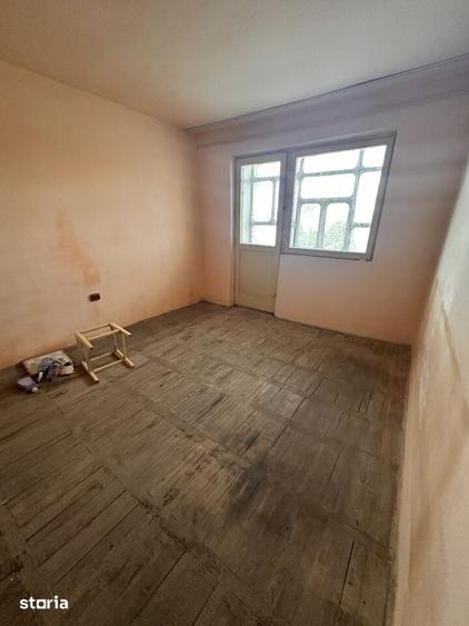 Apartament cu 3 camere semidecomandat în Roșiori de Vede