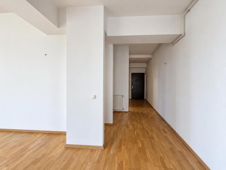 Apartament cu 3 camere semidecomandat, mobilat în Pipera