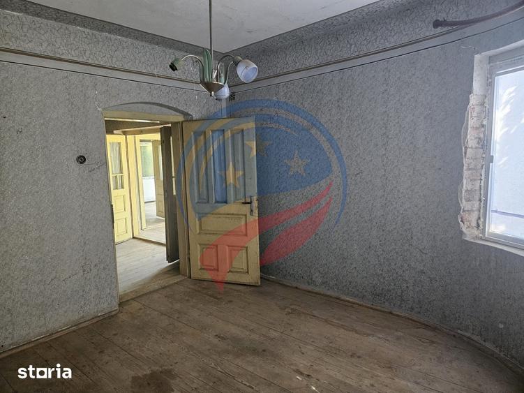 Casă cu 4 camere cu Teren 1963 Mp în Central