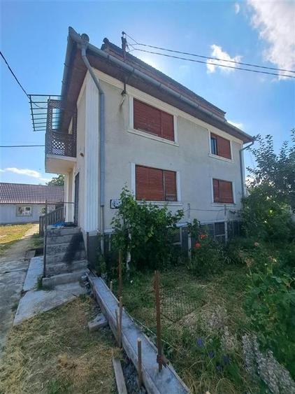Casă individuală cu 8 camere cu Teren 8300 Mp în Sânlazăr