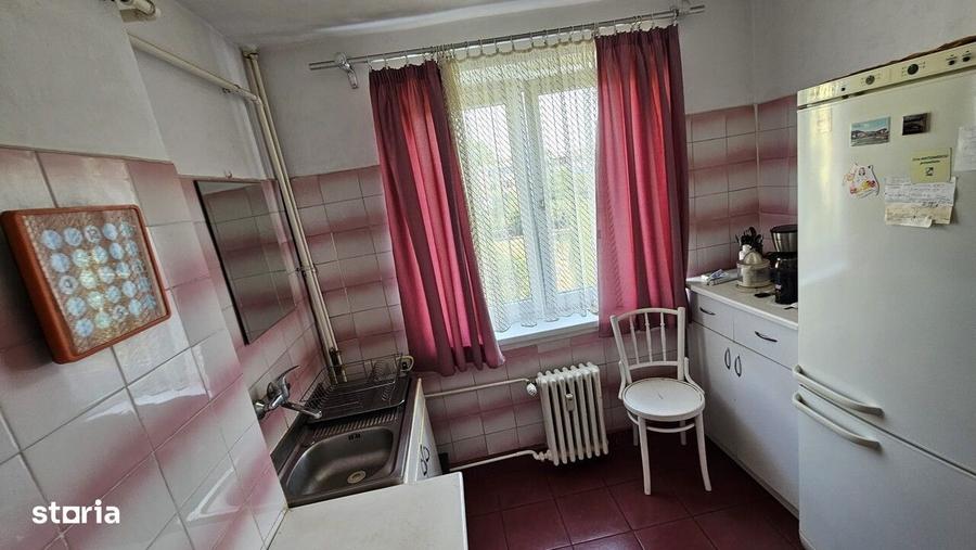 Apartament cu 3 camere semidecomandat în Cina