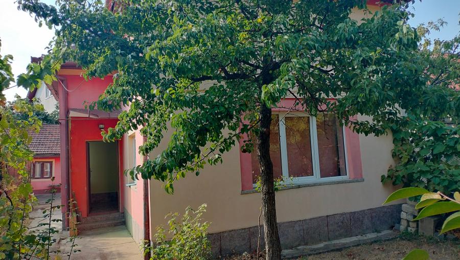 Casă individuală cu 6 camere cu Canalizare în Dorobanților
