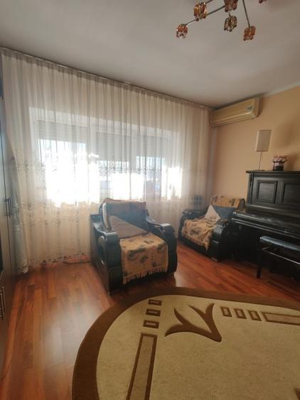 Apartament cu 3 camere decomandat, mobilat în Micro 4
