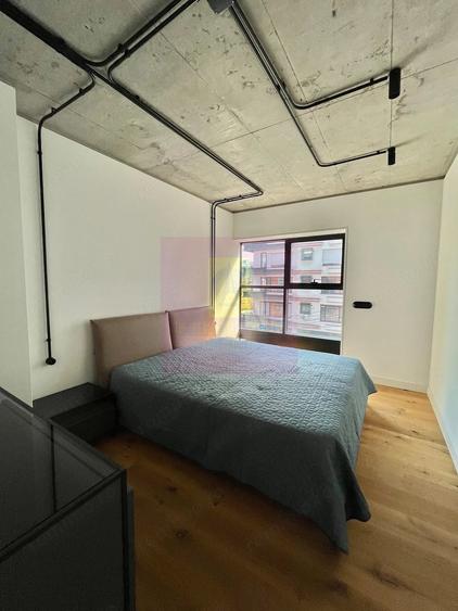 Apartament cu 4 camere decomandat în Est