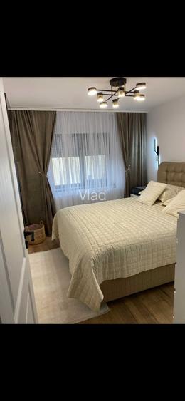 Vand apart. 3 camere-zona industriala