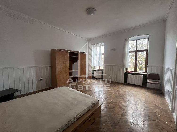 Apartament cu 3 camere semidecomandat în P-ța Maria