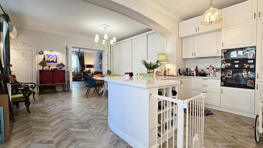 Apartament cu 5 camere decomandat în Domenii