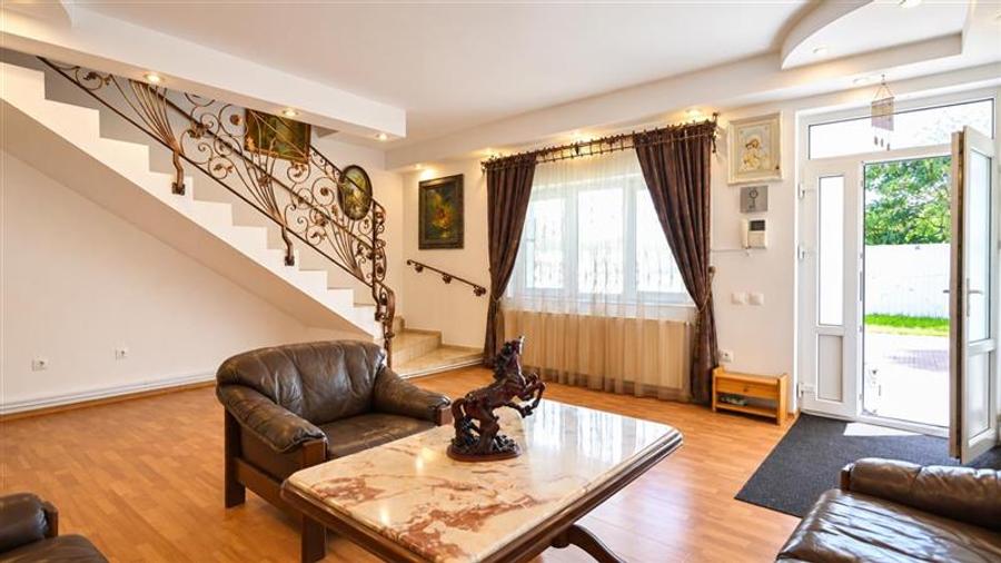 Duplex cu 13 camere cu Canalizare în Central