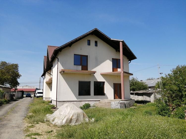Casă individuală cu 4 camere cu Canalizare în 1 Decembrie