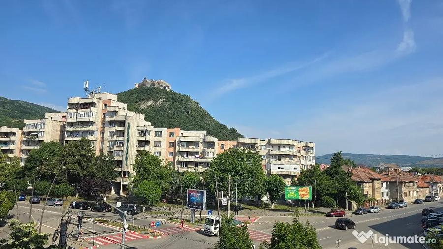 Apartament cu 4 camere decomandat în Decebal