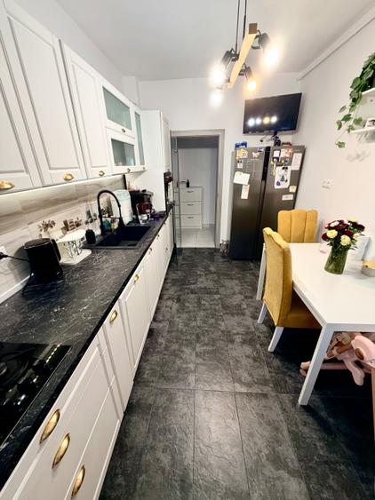 Apartament cu 3 camere decomandat în Central