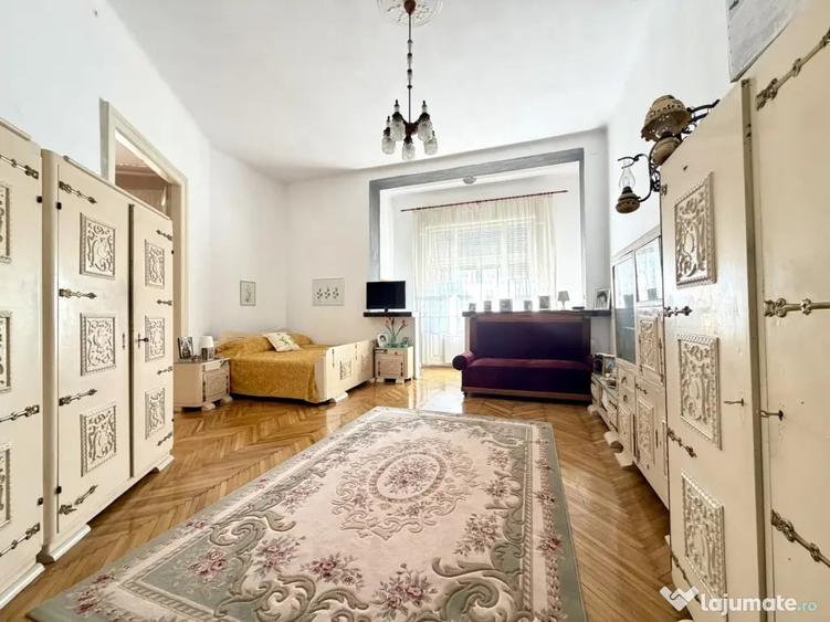 Apartament cu 4 camere semidecomandat, mobilat în Central