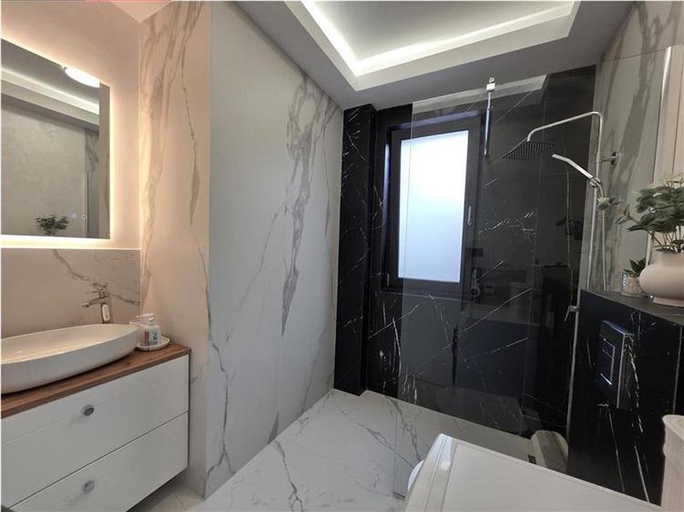 Apartament cu 4 camere decomandat, mobilat în Central