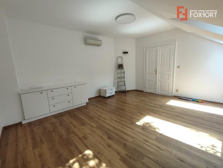 Birou, de 15.359999656677 mp, în Sinaia