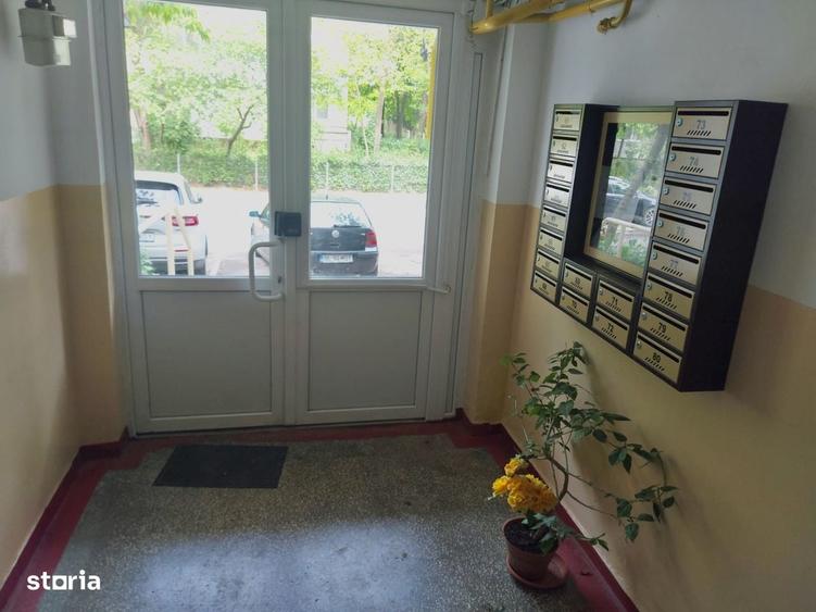 Apartament cu 4 camere semidecomandat în Micro 16