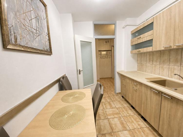 Apartament cu 3 camere decomandat, mobilat în Aradului