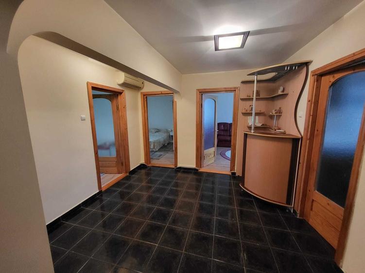 Apartament cu 4 camere decomandat în Mărăței