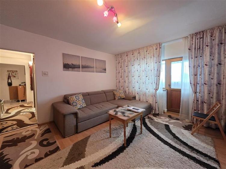 Apartament cu 2 camere semidecomandat în 1 Decembrie