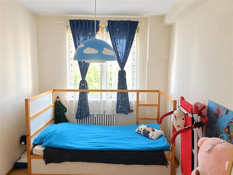 Apartament cu 3 camere semidecomandat, mobilat în Central
