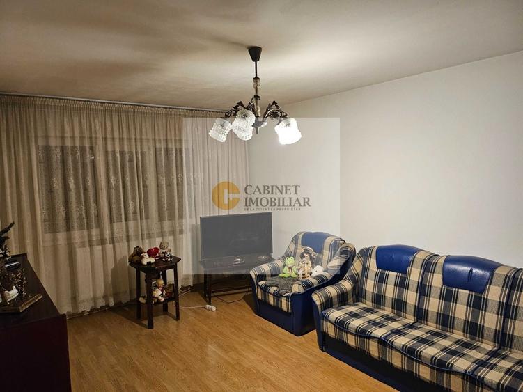 Apartament cu 3 camere decomandat în Apusului