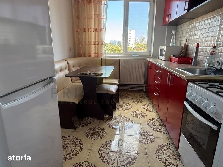 Apartament cu 3 camere în Podu Roș