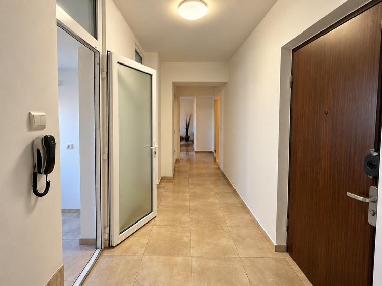 Apartament cu 3 camere decomandat în Sebastian