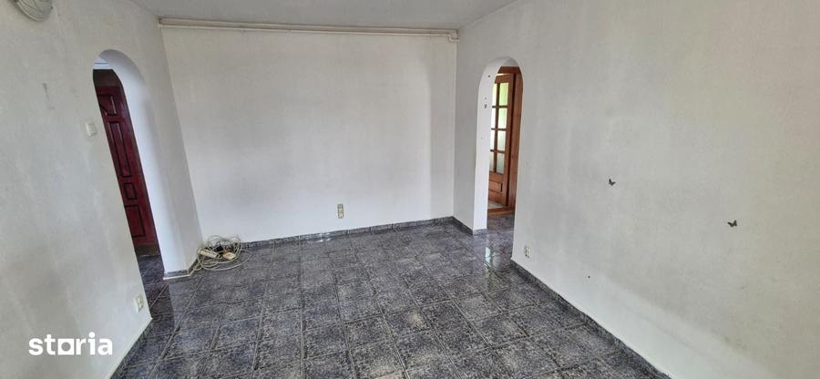 Apartament cu 3 camere semidecomandat în Șega