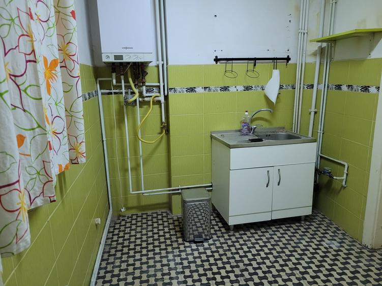 Apartament cu 3 camere semidecomandat în Gara de Nord