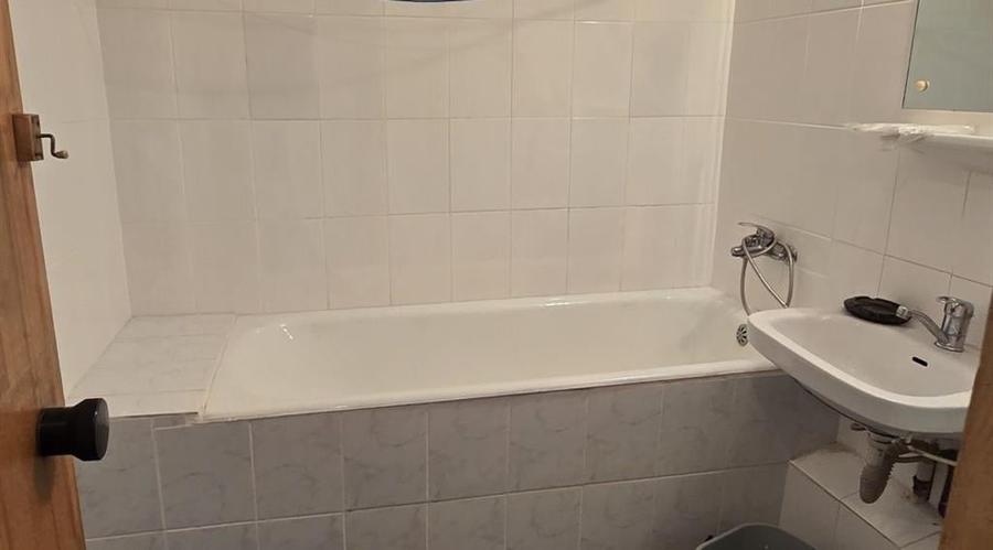 Apartament cu 3 camere semidecomandat în Pantelimon