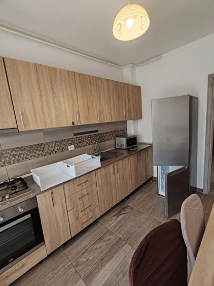 Apartament cu 3 camere decomandat, mobilat în Metalurgiei