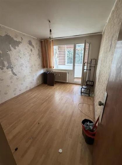Apartament cu 3 camere semidecomandat, mobilat în Giurgiului