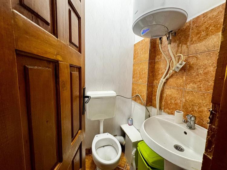 Casă individuală cu 7 camere cu Canalizare în Aradului