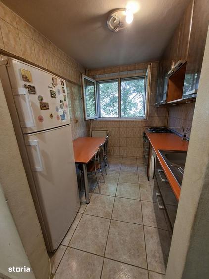 Apartament cu 3 camere semidecomandat, mobilat în Titan
