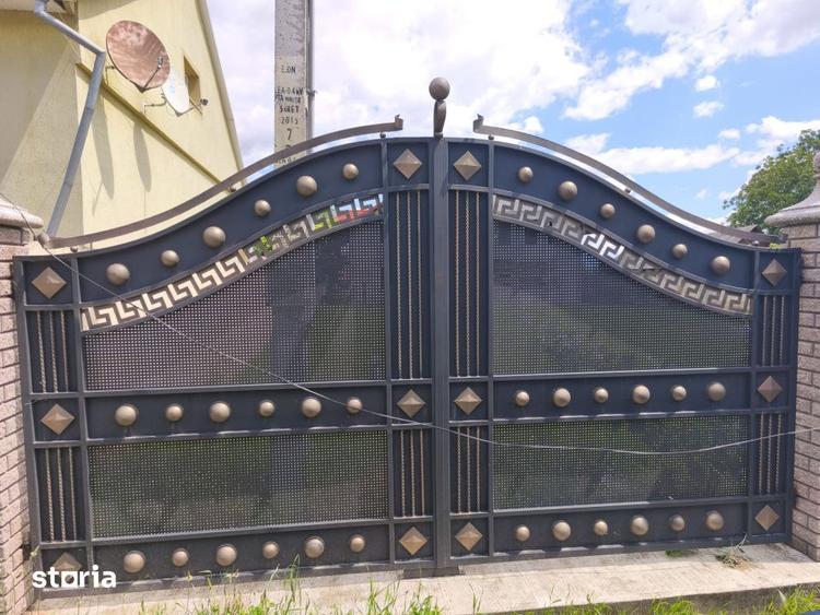 Casă cu 8 camere cu Teren 4400 Mp în Central