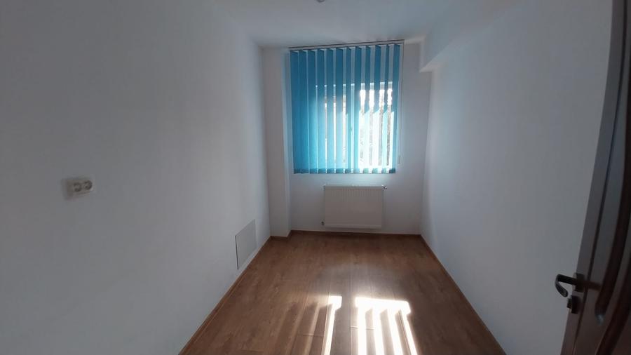 Apartament cu 3 camere semidecomandat în Florești