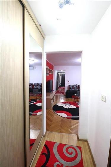Apartament cu 3 camere semidecomandat, mobilat în Girocului
