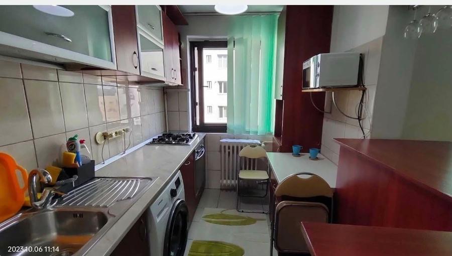 Apartament cu 3 camere semidecomandat în Dristor