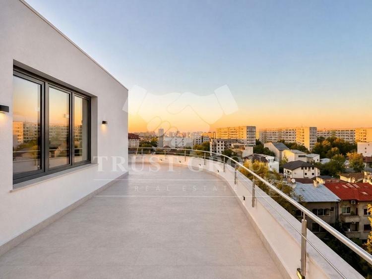 Penthouse cu 3 camere decomandat în Vatra Luminoasă