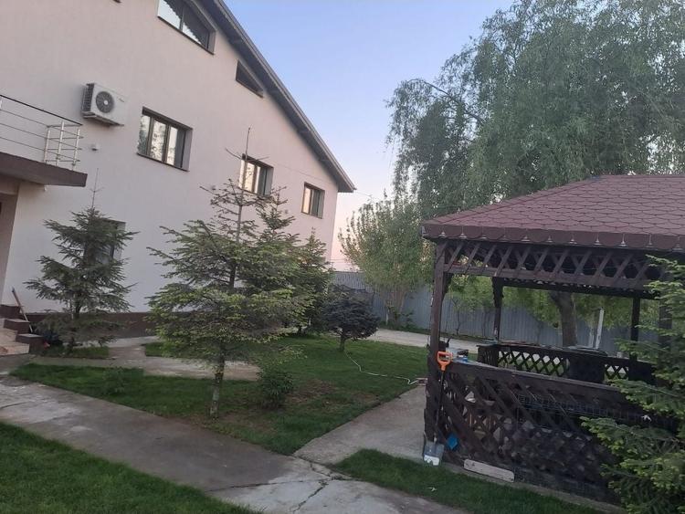 Casă cu 4 camere în Moara Domnească