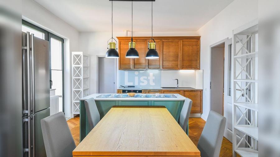 Apartament cu 4 camere decomandat în Central