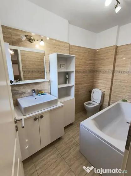 Apartament cu 3 camere semidecomandat în 1 Mai