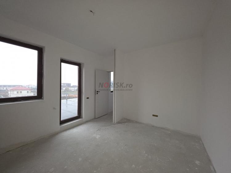 Apartament cu 4 camere semidecomandat în Pipera