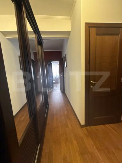 Apartament cu 3 camere semidecomandat, mobilat în Semicentral